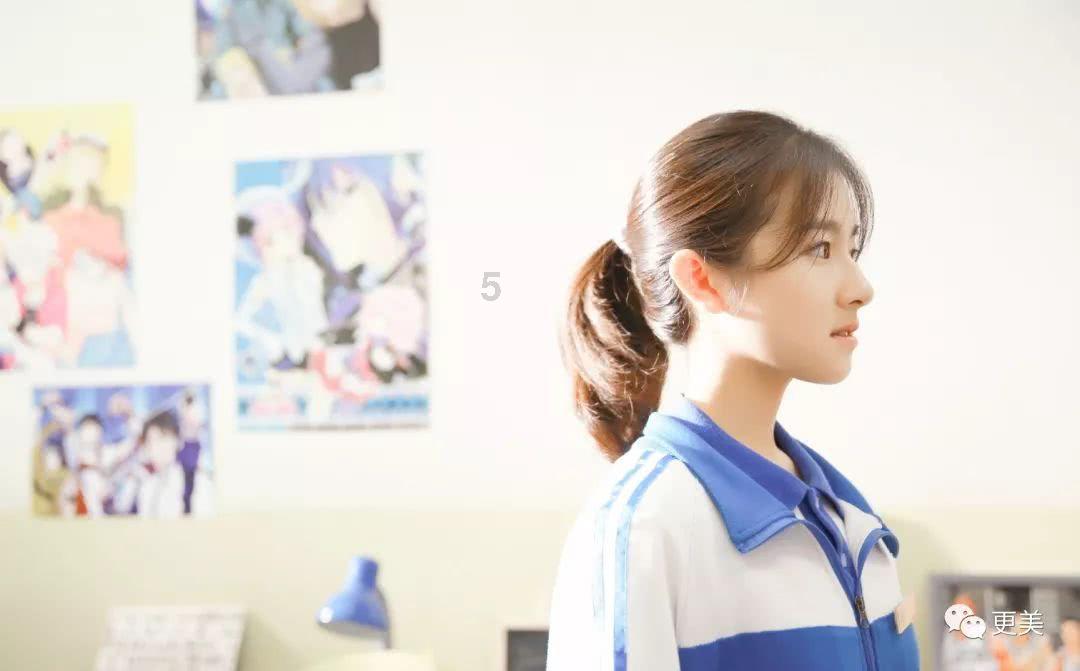 吃早餐的精致女孩