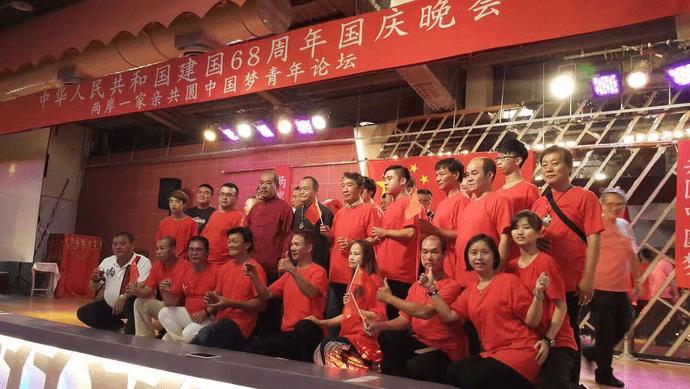 《爱情公寓1》展博公司举办了欢迎晚宴，于是展博做了什么样的事情呢？游戏画面
